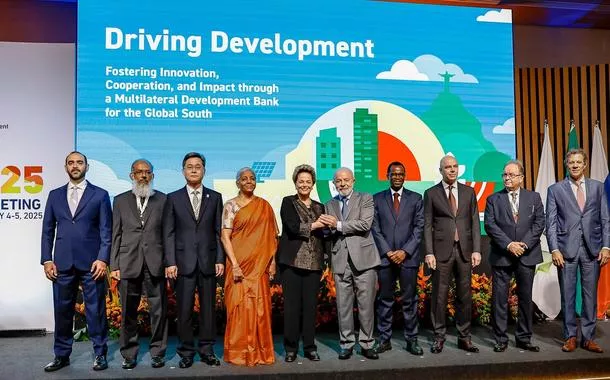 Dilma e Lula constroem o mundo multipolar, silenciado pela mídia hegemônica