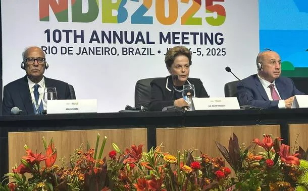 A presidente do NDB, Dilma Rousseff, durante a 10 ª reunião do banco de desenvolvimento