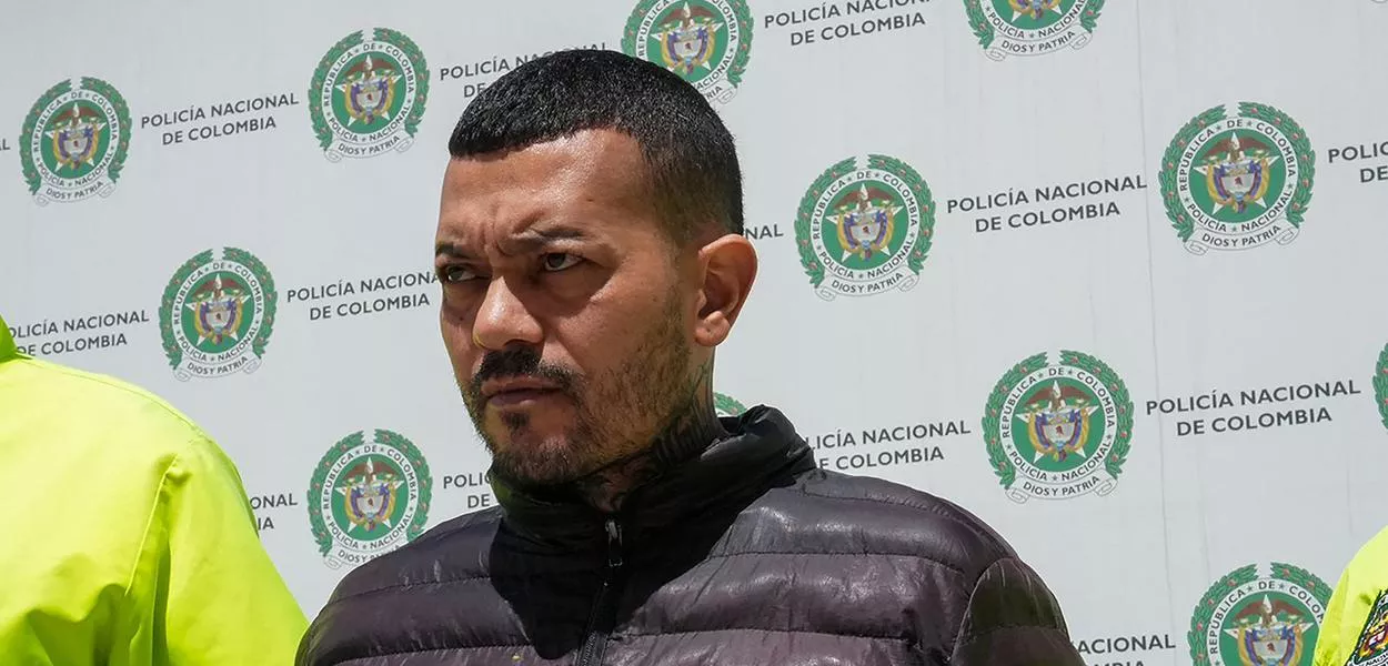 José Arteaga Hernández, conhecido como "El Costeño" ou "Chipi", é fotografado após sua prisão por sua suposta participação no atentado contra o senador colombiano Miguel Uribe Turbay, do partido Centro Democrático, em Bogotá, Colômbia