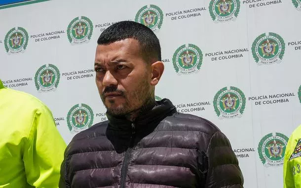 José Arteaga Hernández, conhecido como "El Costeño" ou "Chipi", é fotografado após sua prisão por sua suposta participação no atentado contra o senador colombiano Miguel Uribe Turbay, do partido Centro Democrático, em Bogotá, Colômbia
