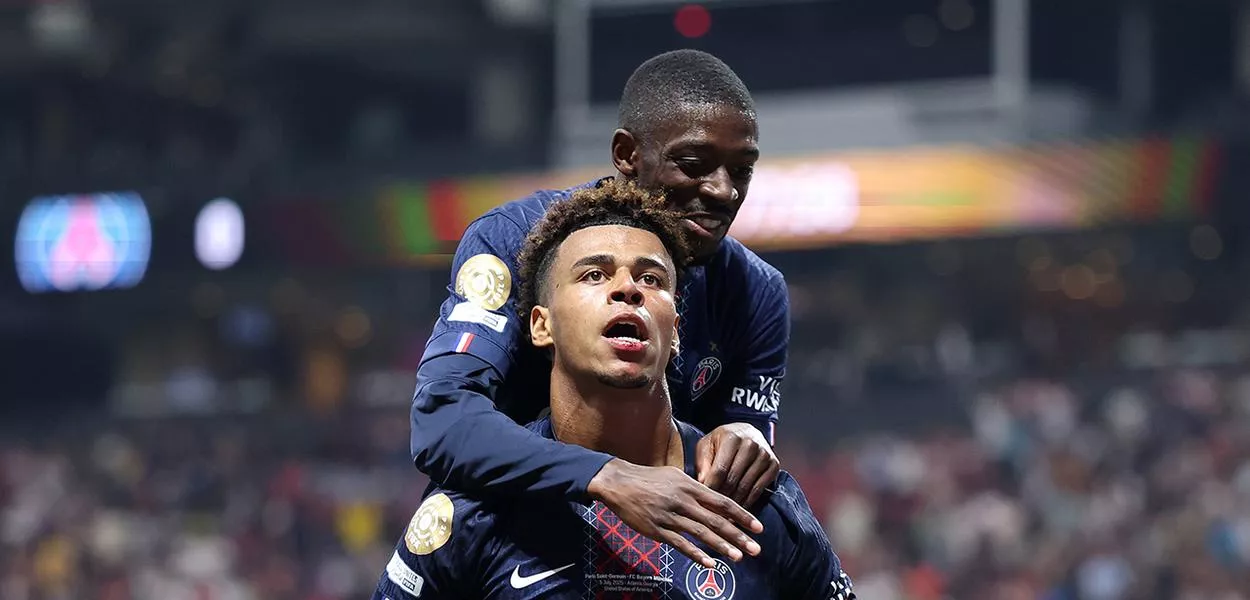 Doué (na frente) e Dembelé