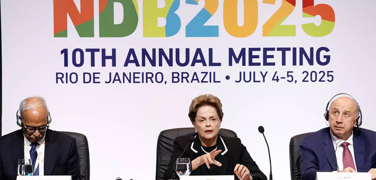 A presidenta do Novo Banco de Desenvolvimento (NDB), formado por membros do Brics, Dilma Rousseff, faz pronunciamento à imprensa com a diretoria durante o 10° Encontro Anual, em Copacabana
