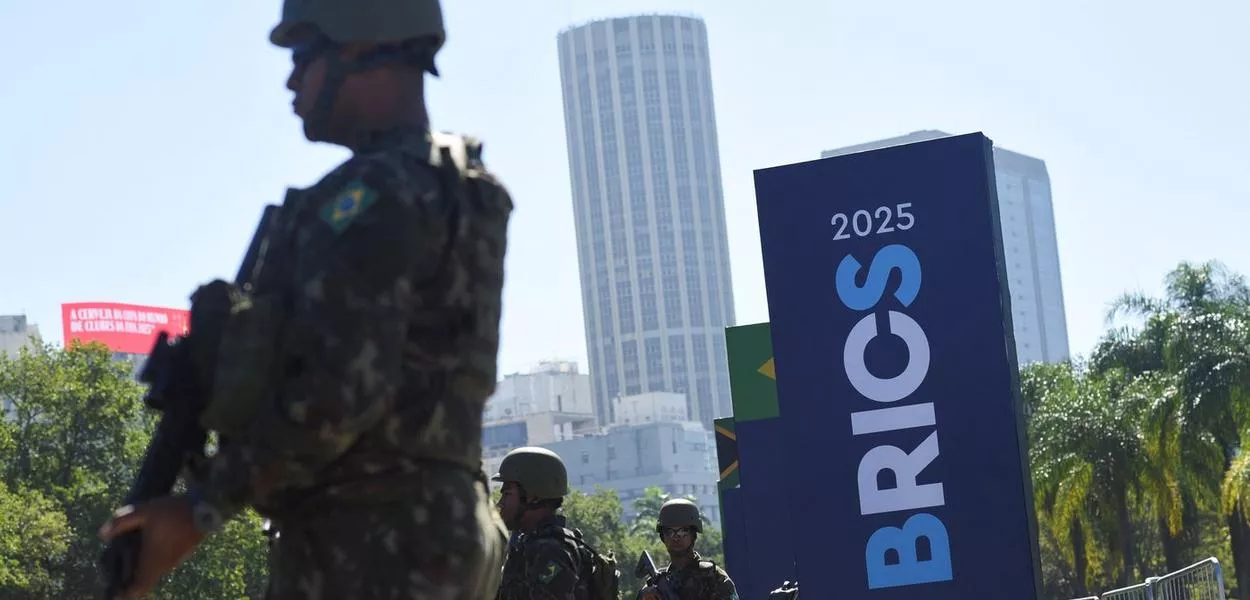 Soldados de guarda no local que recebe a Cúpula do BRICS no Rio de Janeiro - 05/07/2025
