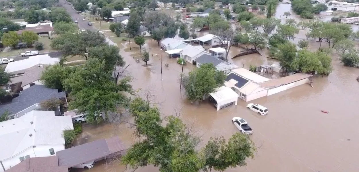 Imagens de drone mostram casas inundadas após chuvas torrenciais que desencadearam inundações repentinas ao longo do rio Guadalupe em San Angelo, Texas, EUA 04/06/2025, nesta imagem obtida de um vídeo de mídia social
