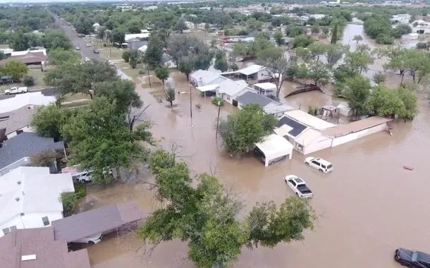 Imagens de drone mostram casas inundadas após chuvas torrenciais que desencadearam inundações repentinas ao longo do rio Guadalupe em San Angelo, Texas, EUA 04/06/2025, nesta imagem obtida de um vídeo de mídia social
