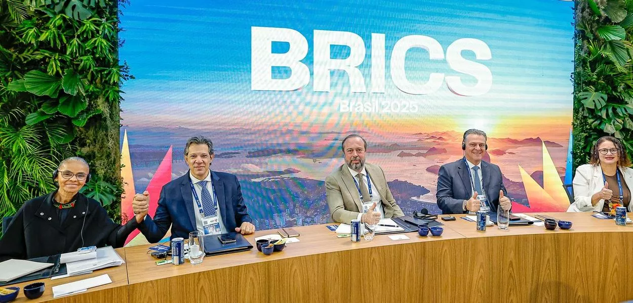 Sessão plenária “Paz e Segurança e Reforma da Governança Global”, no Museu de Arte Moderna (MAM). Na foto (da esquerda para a direita): Ministra do Meio Ambiente e Mudança do Clima, Marina Silva; Ministro da Fazenda, Fernando Haddad; Ministro de Minas e Energia, Alexandre Silveira; Ministro da Agricultura e Pecuária, Carlos Fávaro e a Ministra da Ciência, Tecnologia e Inovação, Luciana Santos. Rio de Janeiro - RJ