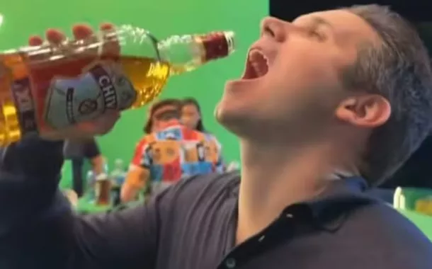 Hugo Motta no desafio de beber uísque no gargalo