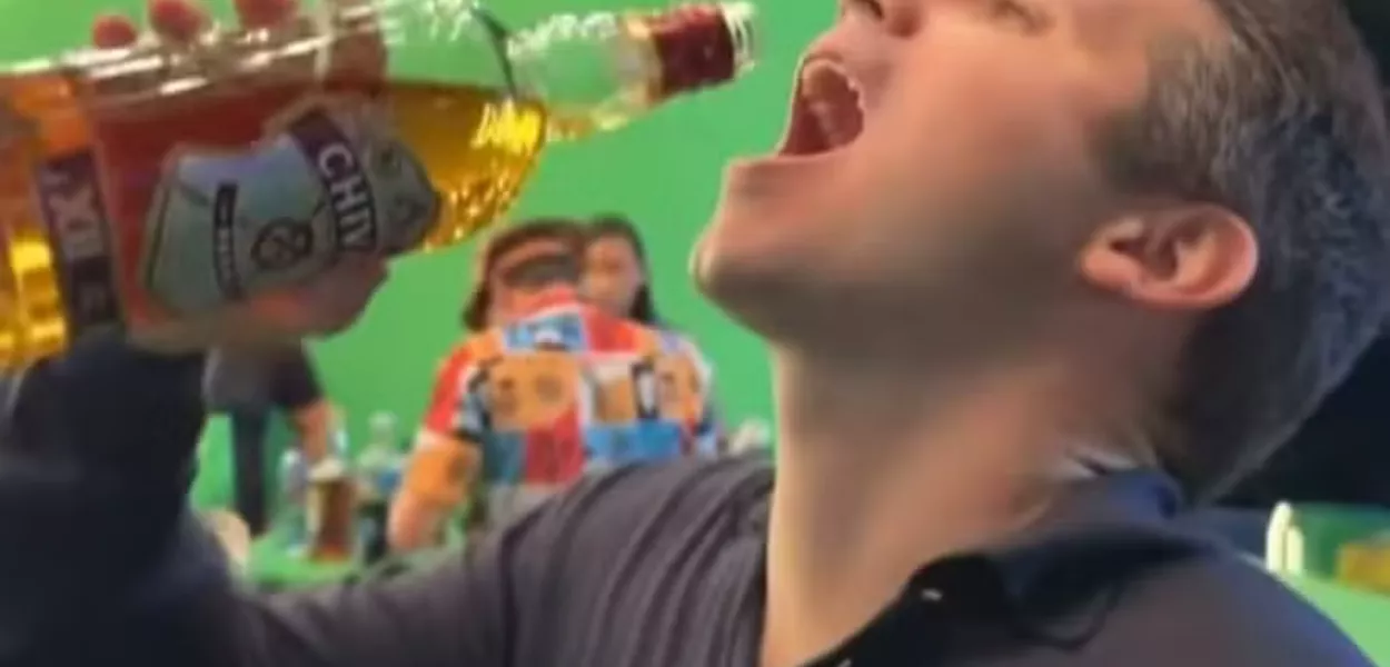 Hugo Motta no desafio de beber uísque no gargalo