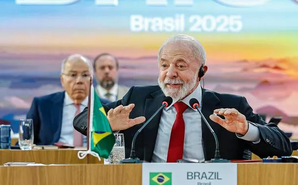 Lula e Mauro Vieira, ao fundo