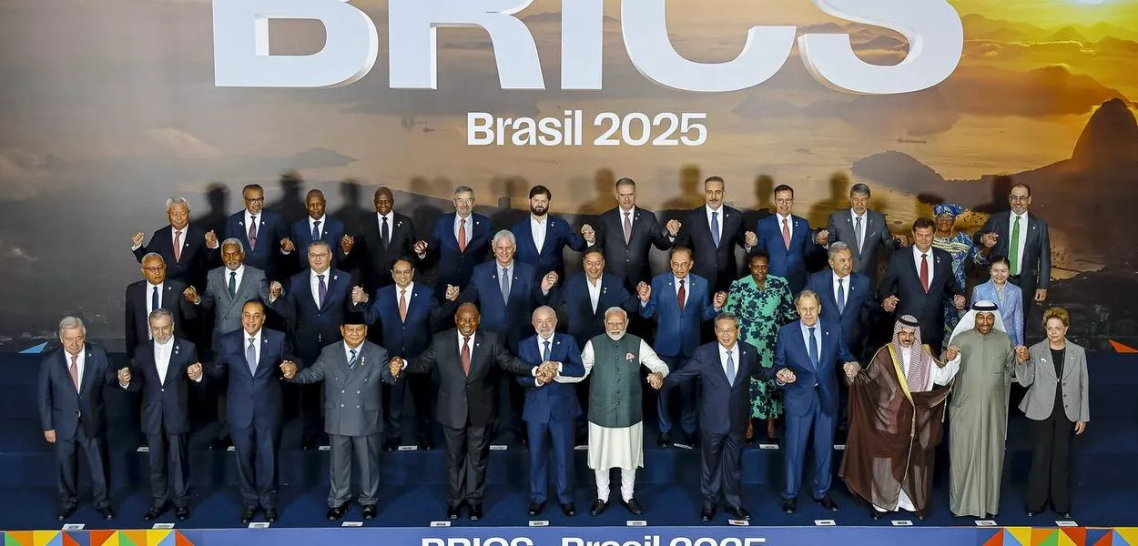 07.07.2025 - Presidente da República, Luiz Inácio Lula da Silva, posa para fotografia de família dos Chefes de Estado e de Governo dos países-membros, parceiros e de engajamento externo, no Museu de Arte Moderna (MAM). Rio de Janeiro - RJ.