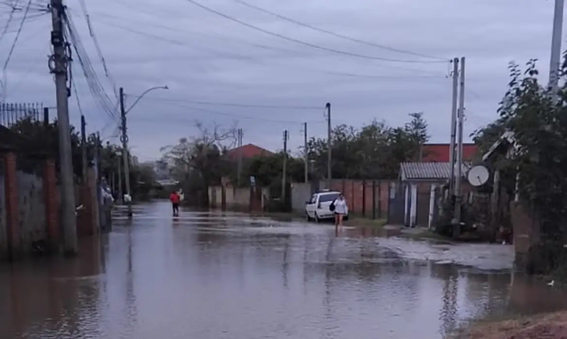 Rua alagada em cidade no interior do Rio Grande do Sul - 07/07/2025