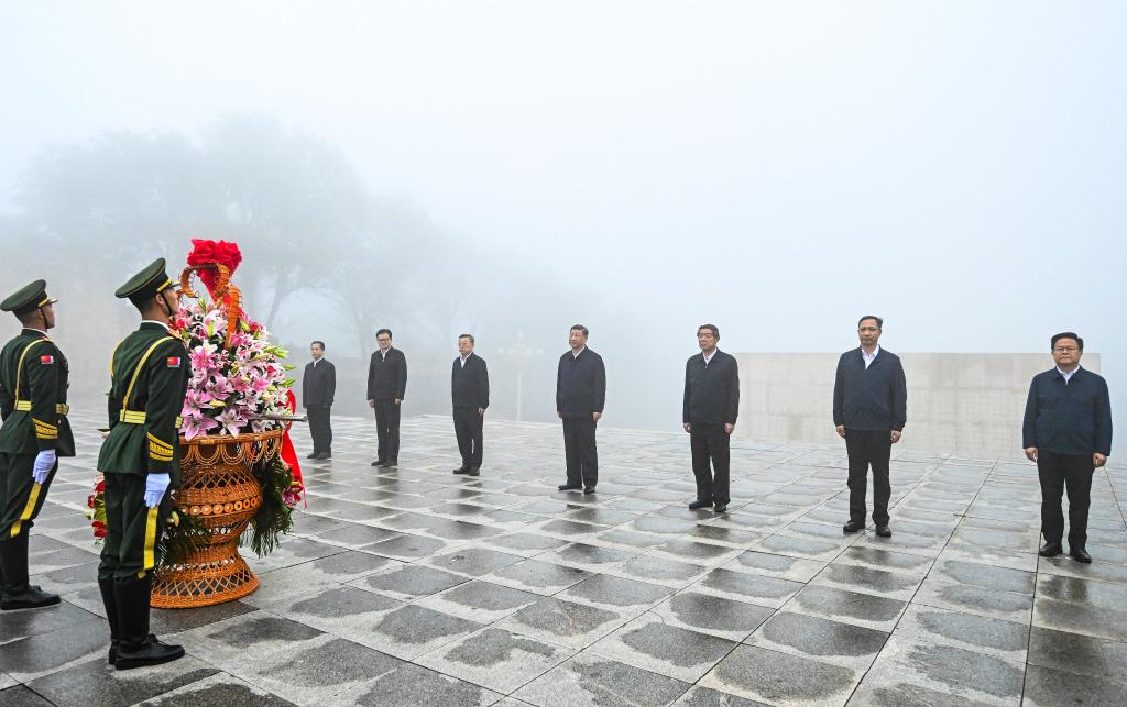 Xi presta homenagem a mártires da guerra de resistência contra agressão japonesa