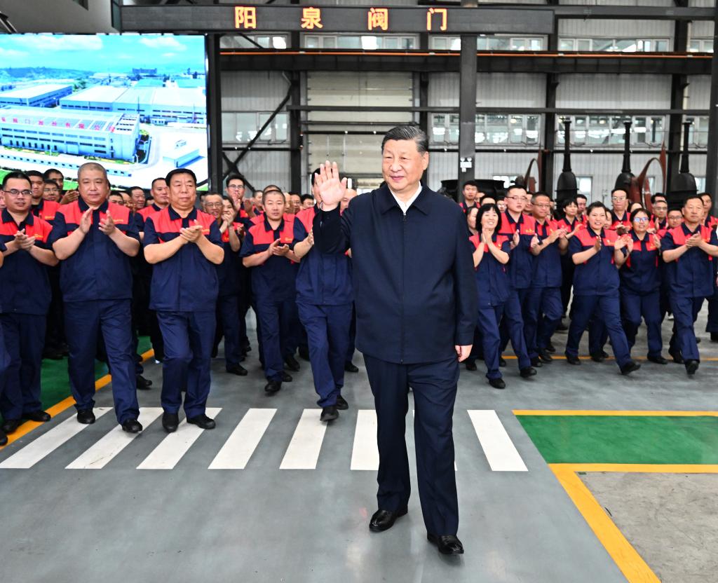 Xi inspeciona empresa de manufatura em Shanxi