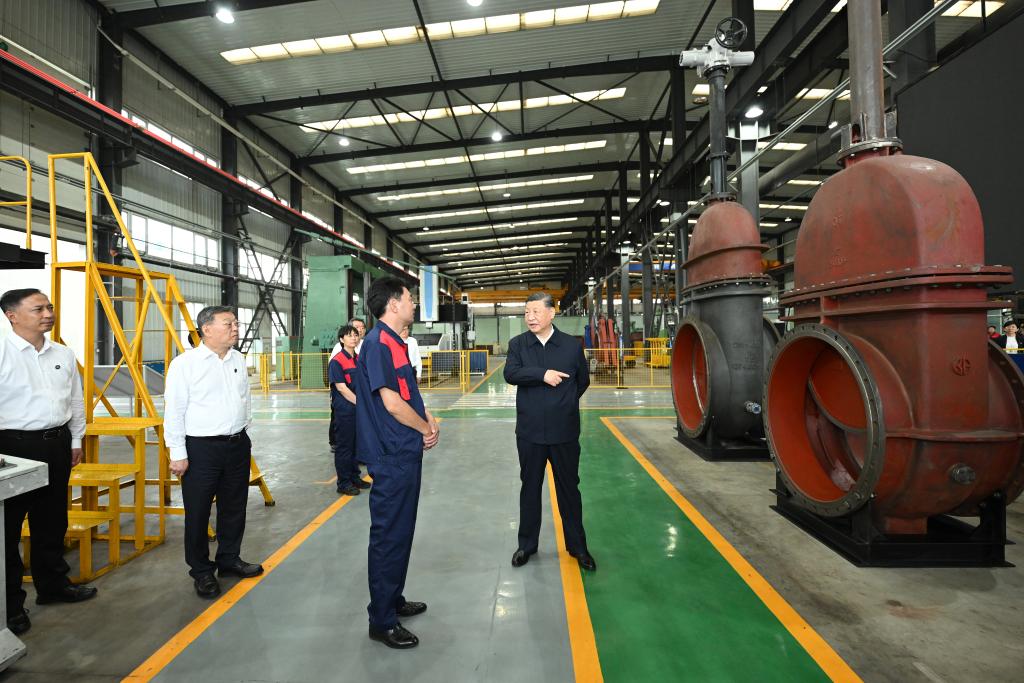 Xi inspeciona empresa de manufatura em Shanxi