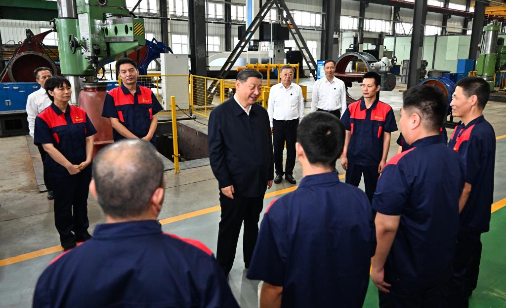 Xi inspeciona empresa de manufatura em Shanxi