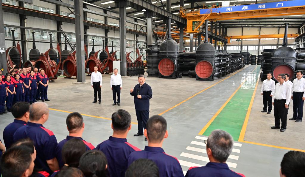 Xi inspeciona empresa de manufatura em Shanxi
