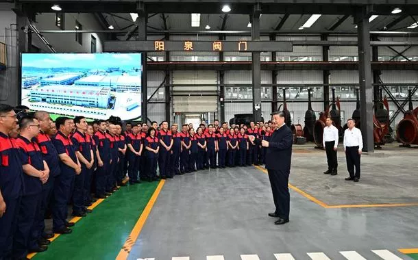 Xi inspeciona empresa de manufatura em Shanxi