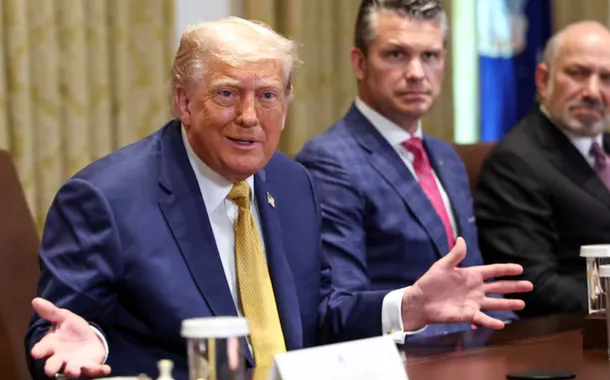 O presidente dos EUA, Donald Trump, discursa ao lado do secretário de Defesa, Pete Hegseth, e do secretário de Comércio, Howard Lutnick, durante uma reunião de gabinete na Casa Branca, em Washington, DC, EUA, em 8 de julho de 2025