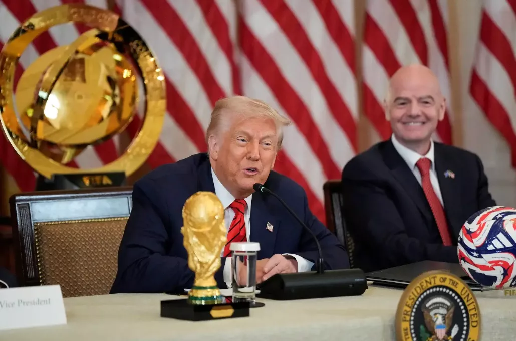 O presidente dos EUA, Donald Trump, e o presidente da FIFA, Gianni Infantino, na Casa Branca em Washington, D.C., EUA, em 6 de maio de 2025