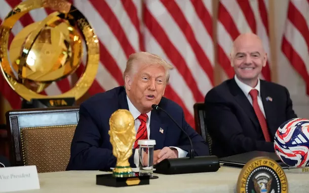 O presidente dos EUA, Donald Trump, e o presidente da FIFA, Gianni Infantino, na Casa Branca em Washington, D.C., EUA, em 6 de maio de 2025