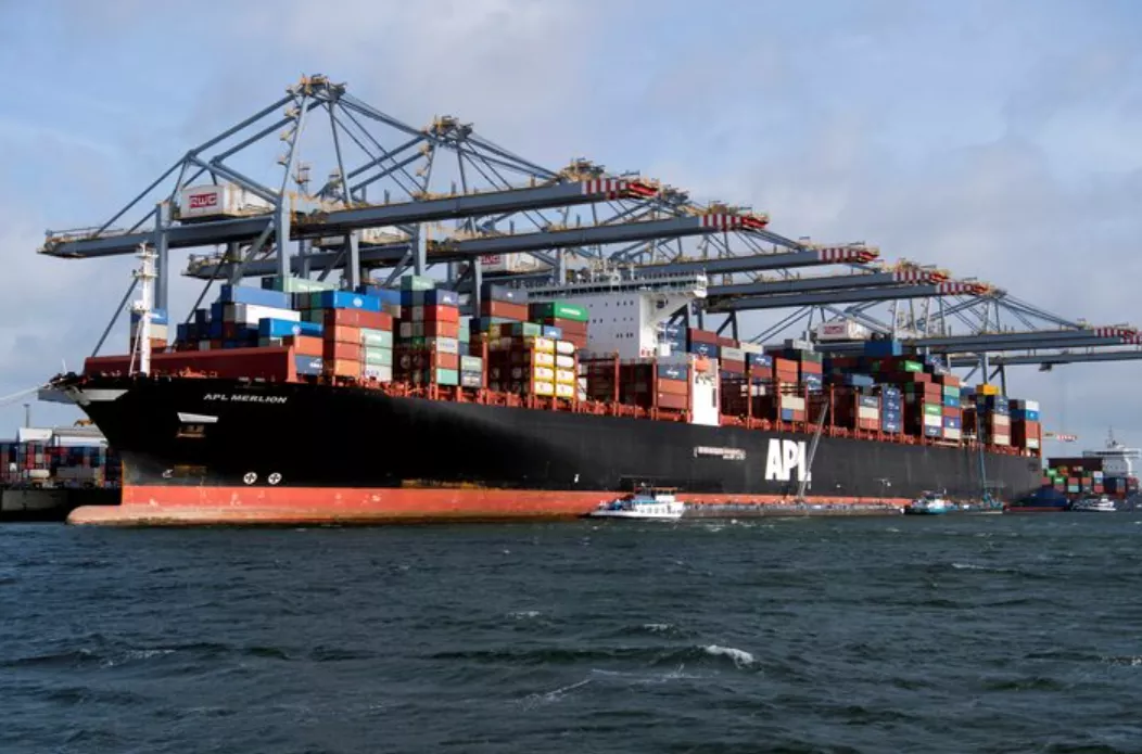 Contêineres são carregados em um navio no porto de Roterdã, Holanda
