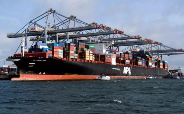 Contêineres são carregados em um navio no porto de Roterdã, Holanda, em 11 de setembro de 2018