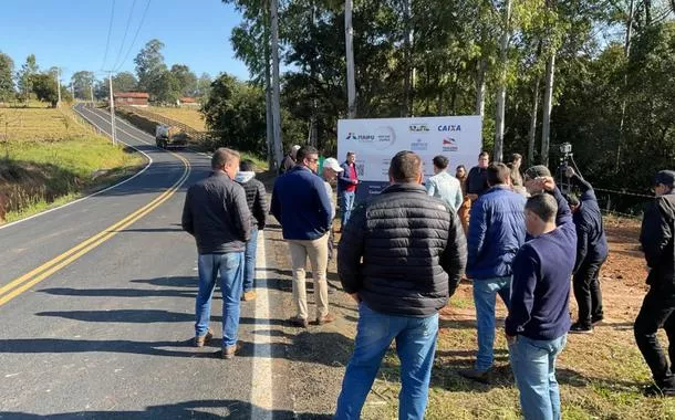 Itaipu entrega pavimentação de estrada rural e melhora acesso em Tomazina