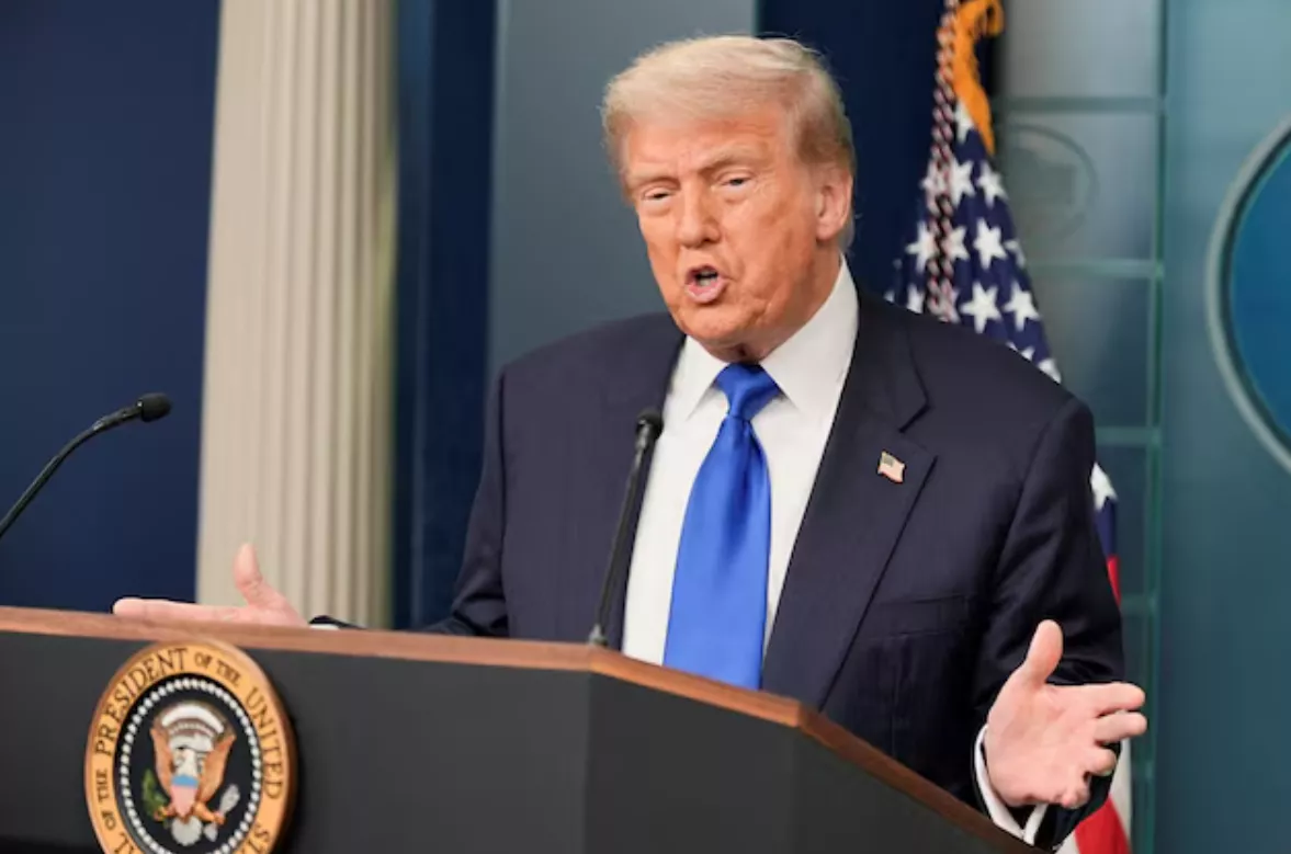 O presidente dos EUA, Donald Trump, fala à imprensa após a Suprema Corte dos EUA ter desferido um golpe no poder dos juízes federais ao restringir sua capacidade de conceder ampla reparação legal em casos em que os juízes atuaram em uma batalha jurídica contra a tentativa de Trump de limitar a cidadania por direito de nascimento, na Sala de Imprensa da Casa Branca em Washington DC, 27 de junho de 2025