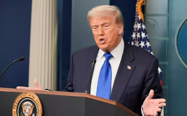 O presidente dos EUA, Donald Trump, fala à imprensa após a Suprema Corte dos EUA ter desferido um golpe no poder dos juízes federais ao restringir sua capacidade de conceder ampla reparação legal em casos em que os juízes atuaram em uma batalha jurídica contra a tentativa de Trump de limitar a cidadania por direito de nascimento, na Sala de Imprensa da Casa Branca em Washington DC, 27 de junho de 2025