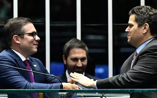 Alcolumbre e Hugo Motta se calam após Trump anunciar sobretaxa contra o Brasil
