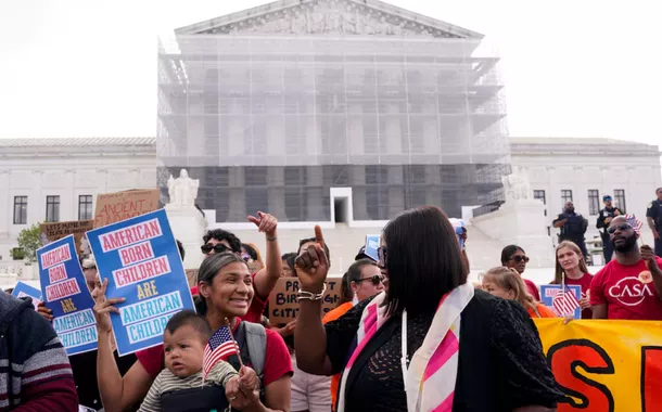 Manifestantes protestam no dia em que os juízes da Suprema Corte ouvem os argumentos orais sobre a tentativa do presidente dos EUA, Donald Trump, de aplicar amplamente sua ordem executiva para restringir a cidadania automática por direito de nascimento, durante um protesto em frente à Suprema Corte dos EUA em Washington, DC, EUA, 15 de maio de 2025