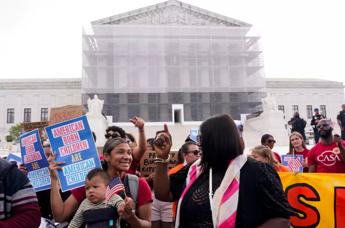 Manifestantes protestam no dia em que os juízes da Suprema Corte ouvem os argumentos orais sobre a tentativa do presidente dos EUA, Donald Trump, de aplicar amplamente sua ordem executiva para restringir a cidadania automática por direito de nascimento, durante um protesto em frente à Suprema Corte dos EUA em Washington, DC, EUA, 15 de maio de 2025
