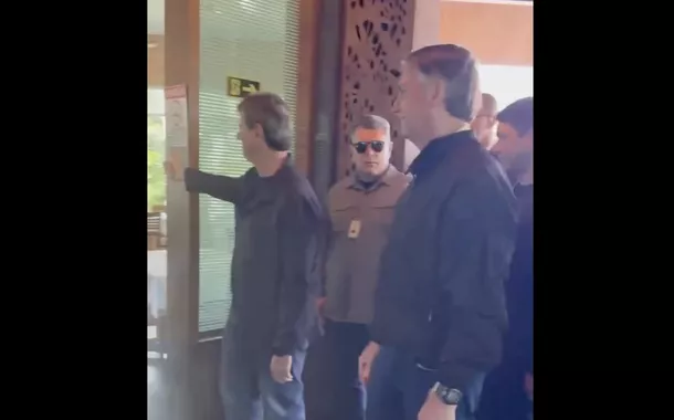 Tarcísio e Bolsonaro aparecem em vídeo sorrindo após ataque tarifário do aliado Trump contra o Brasil