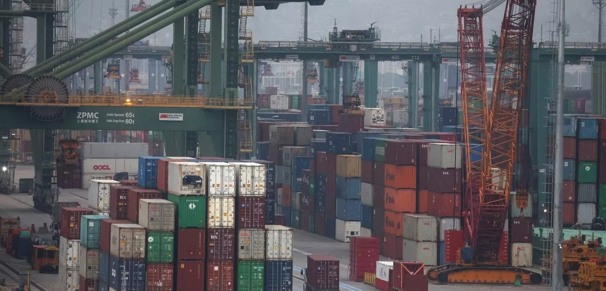 Contêineres em porto no Rio de Janeiro - 10/07/2025
