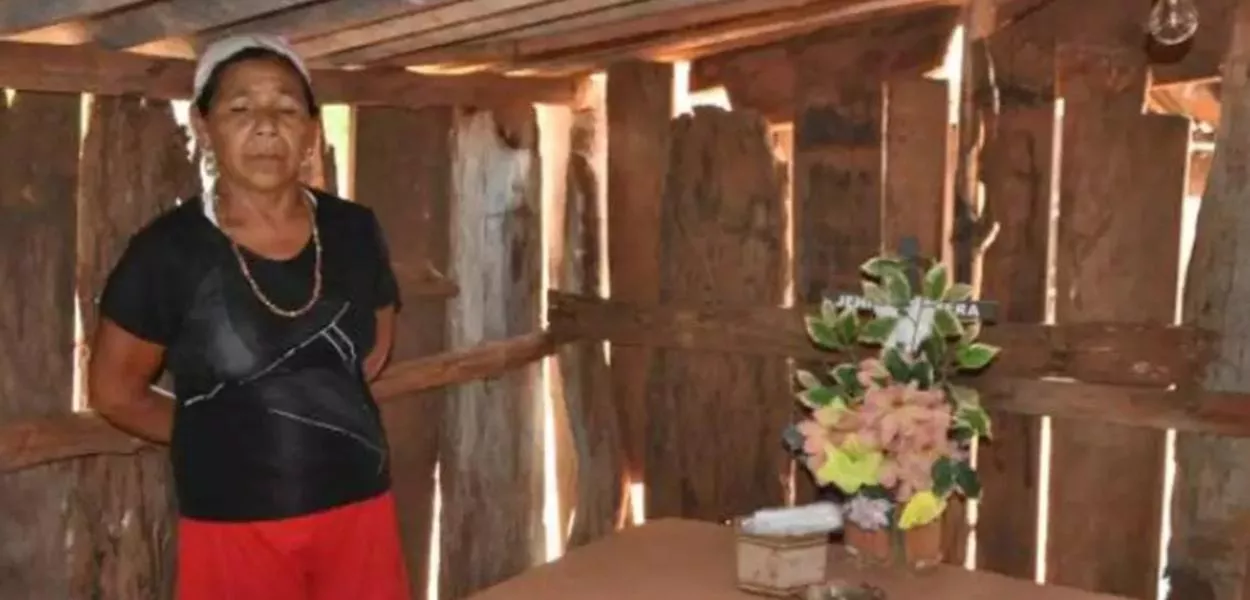 Mãe de Jenivaldo ao lado do túmulo do filho, assassinado em 2009