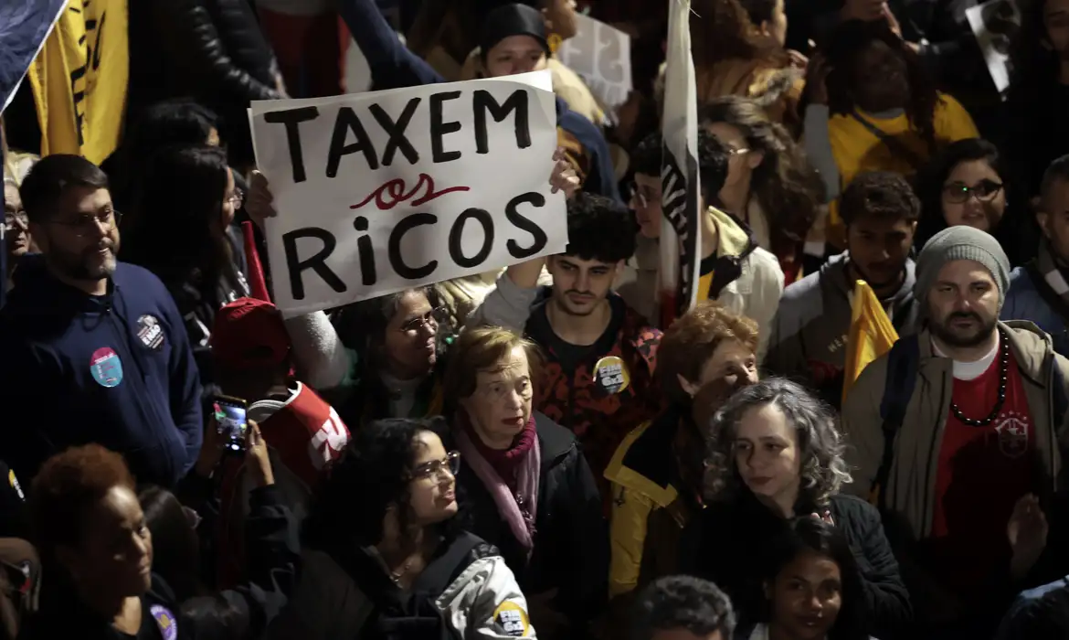 Protesto pela taxação dos super-ricos na Avenida Paulista - 10 de julho de 2025