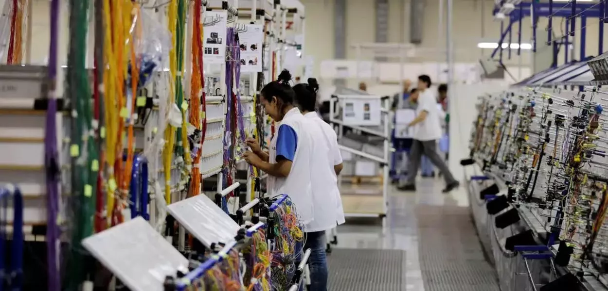 Indústria brasileira mostra sinais de recuperação, mas economia segue pressionada pela alta dos juros
