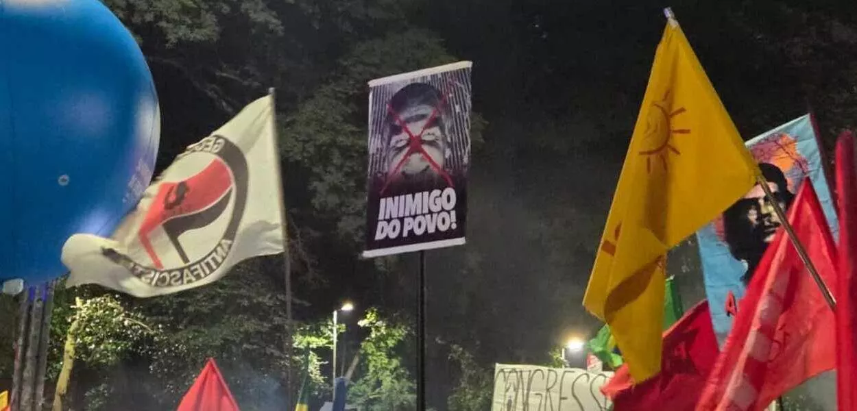 Manifestação na Av. Paulista e cartaz contra Jair Bolsonaro