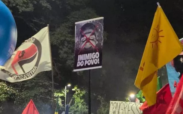 Manifestação na Av. Paulista e cartaz contra Jair Bolsonaro