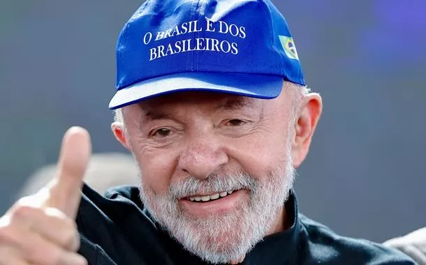 Lula com boné "o Brasil é dos brasileiros"