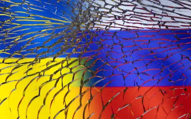 Bandeiras da Rússia e da Ucrânia em foto de ilustração - 01/03/2022 