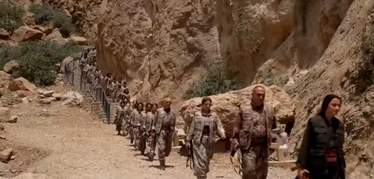 Combatentes armados do PKK chegam antes de uma cerimônia de desarmamento em Sulaimaniya, Iraque, em 11 de julho de 2025, nesta captura de tela obtida de um vídeo distribuído