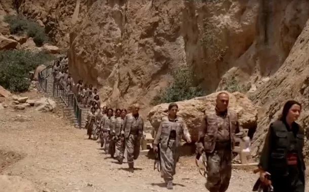 Combatentes armados do PKK chegam antes de uma cerimônia de desarmamento em Sulaimaniya, Iraque, em 11 de julho de 2025, nesta captura de tela obtida de um vídeo distribuído