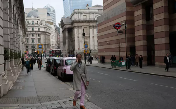 Um funcionário de escritório caminha pelo distrito financeiro da City of London, em Londres, Grã-Bretanha, em 17 de janeiro de 2025