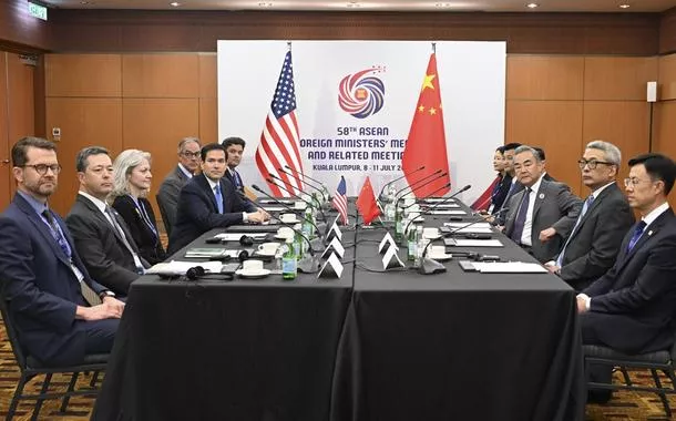 Ministro das Relações Exteriores da China, Wang Yi, também membro do Bureau Político do Comitê Central do Partido Comunista da China, se reúne com o Secretário de Estado dos EUA, Marco Rubio, em Kuala Lumpur, Malásia, em 11 de julho de 2025.