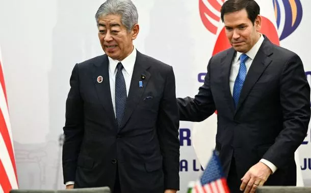 Rubio e o ministro das Relações Exteriores do Japão, Takeshi Iwaya, chegam para uma reunião, em Kuala Lumpur - 11/07/2025
