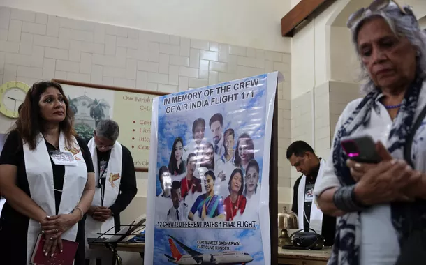 Pessoas rezam durante um memorial realizado para os falecidos membros da tripulação do avião Boeing 787-8 Dreamliner da Air India, que caiu durante a decolagem de um aeroporto em Ahmedabad, em Mumbai, Índia, em 12 de julho de 2025. 