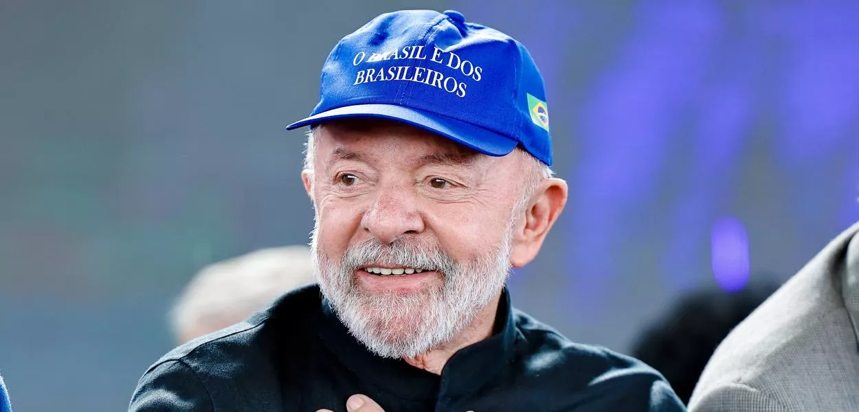Lula usa o boné "O Brasil é dos brasileiros"
