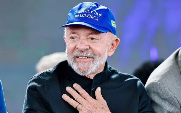 Lula usa o boné "O Brasil é dos brasileiros"