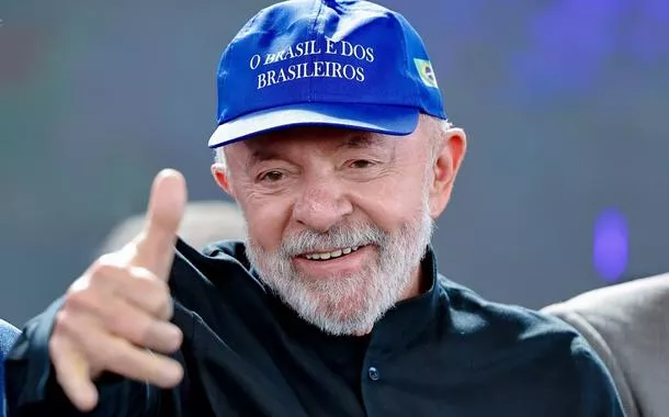 Lula usa o boné "O Brasil é dos brasileiros"